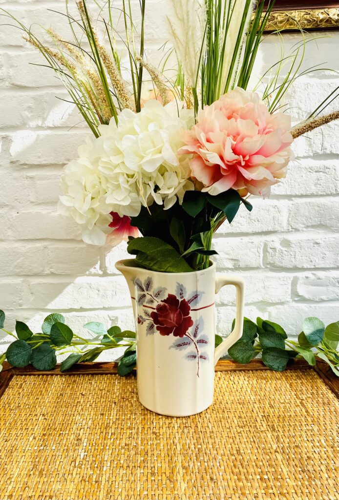 Un pichet vintage qui fait office de pot de fleurs